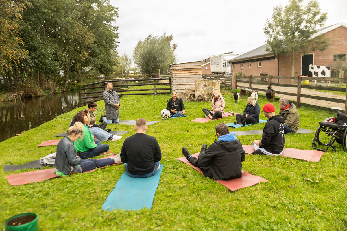 Geitenyoga na het vergaderen | Boerderij De Boerinn